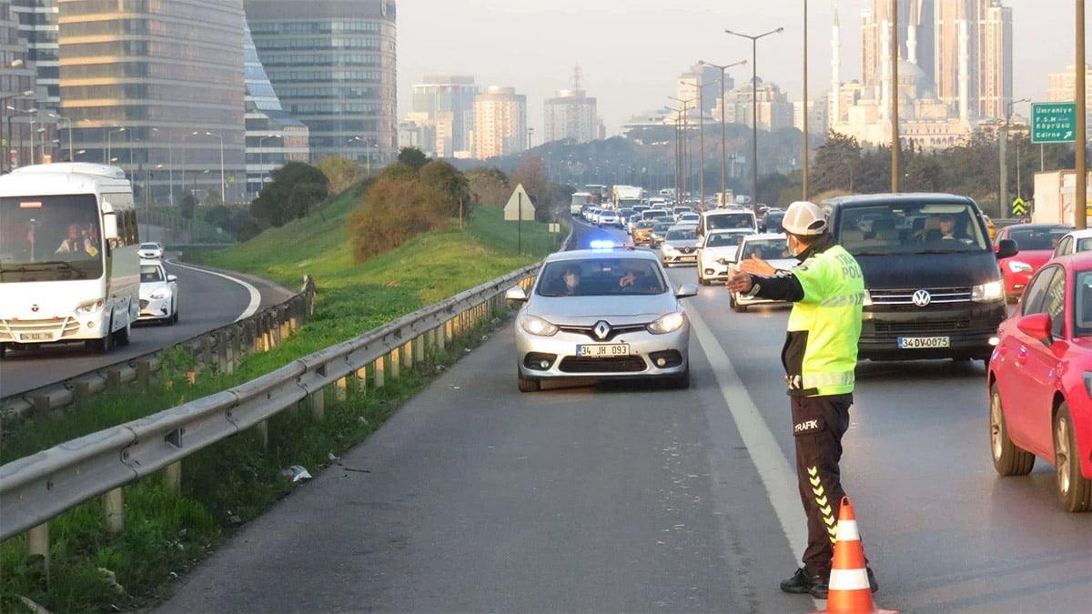 Trafik Denetimleri Sıklaşıyor: Araçlarda Geçersiz Etiket Bulunanlar 96 Bin Lira Cezayla Karşılaşacak!