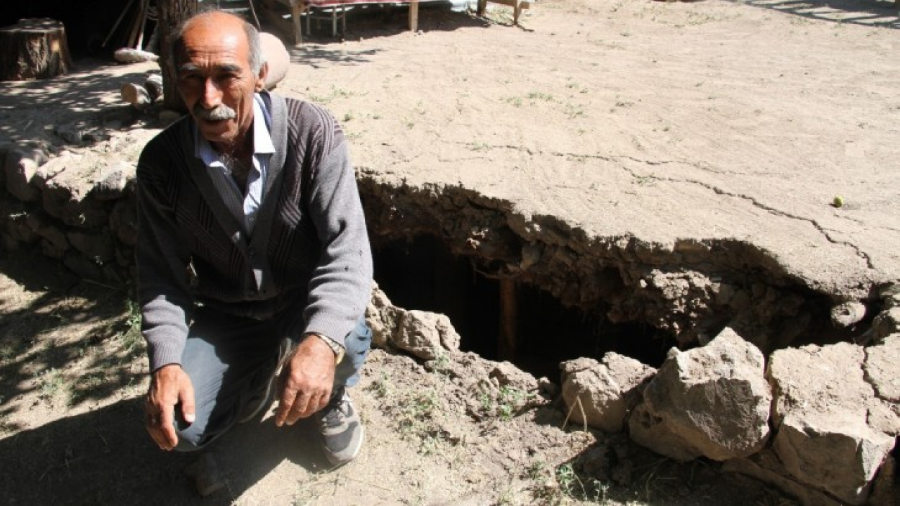 Depremde ölümden döndü, çocuklarını kurtardı