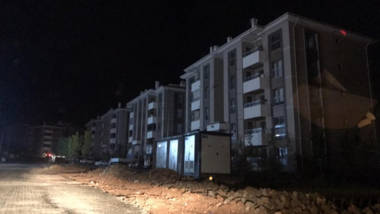 Elazığ'da yıldırım elektrik direğine isabet etti, il genelinde elektrikler kesildi