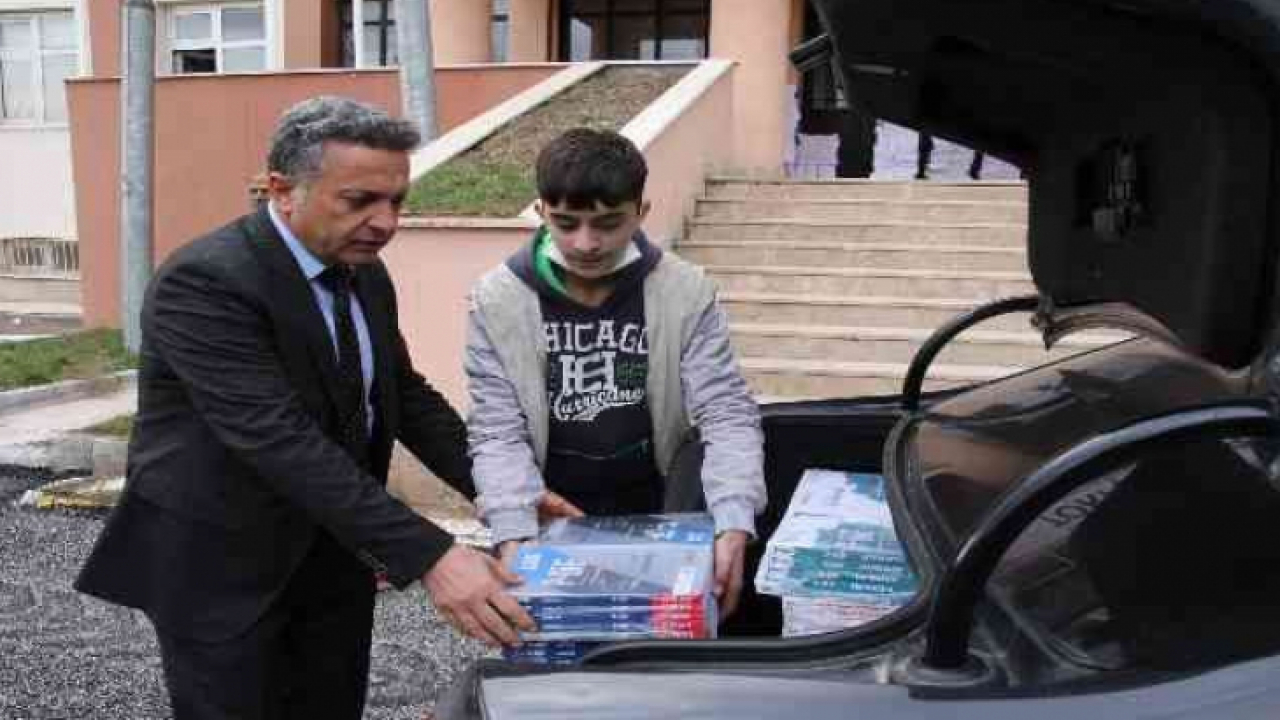 Belediye başkanı makam aracıyla köy köy gezip kitap dağıtıyor