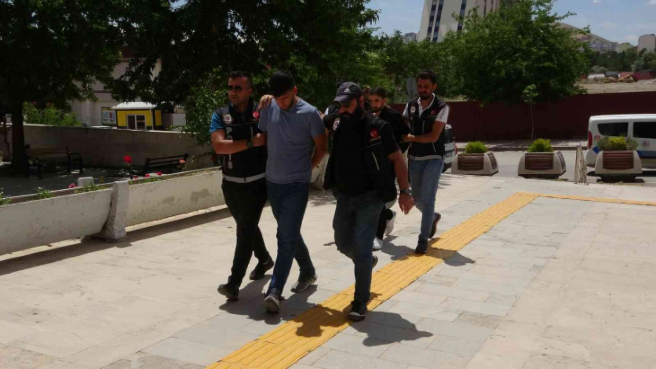 Elazığ'da uyuşturucu satan 2 şüpheli suçüstü yakalandı