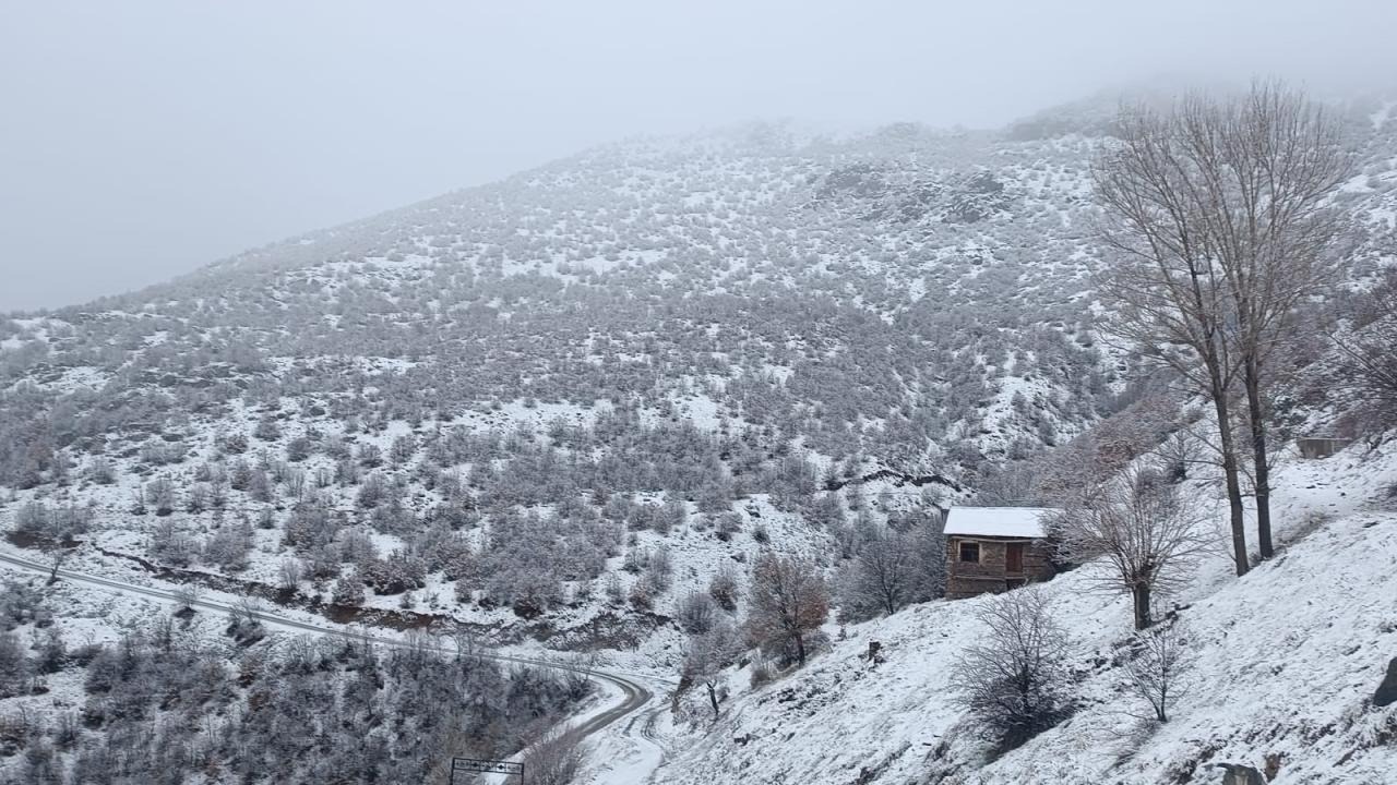 Malatya'ya mayıs ayında kar yağdı! Yüksek kesimler beyaza büründü