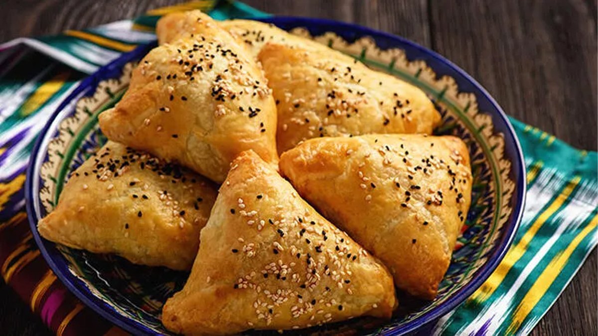 Pırasalı börek olur mu demeyin, hem de çok lezzetli oluyor! Tepsi 5 dakikada bitiyor